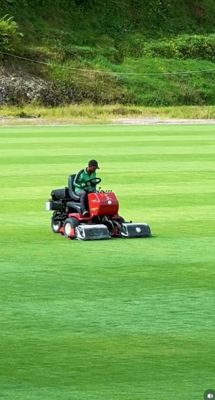 9 Potret mewah Gelora Desa Karang, lapangan viral kualitas internasional dengan view Gunung Lawu