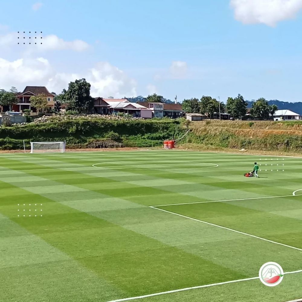 9 Potret mewah Gelora Desa Karang, lapangan viral kualitas internasional dengan view Gunung Lawu