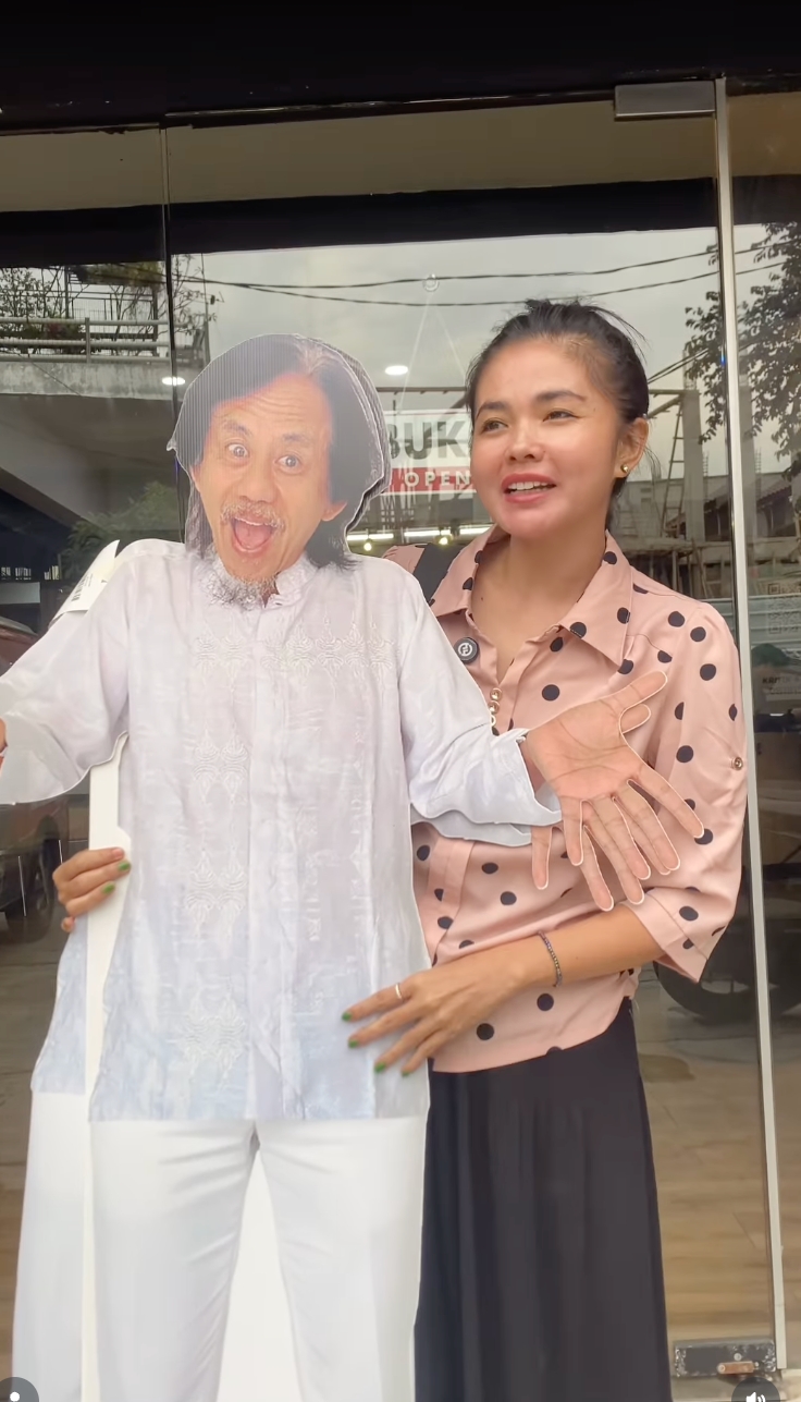 Karina Ranau sahur di makam Instagram/@karinaranau9