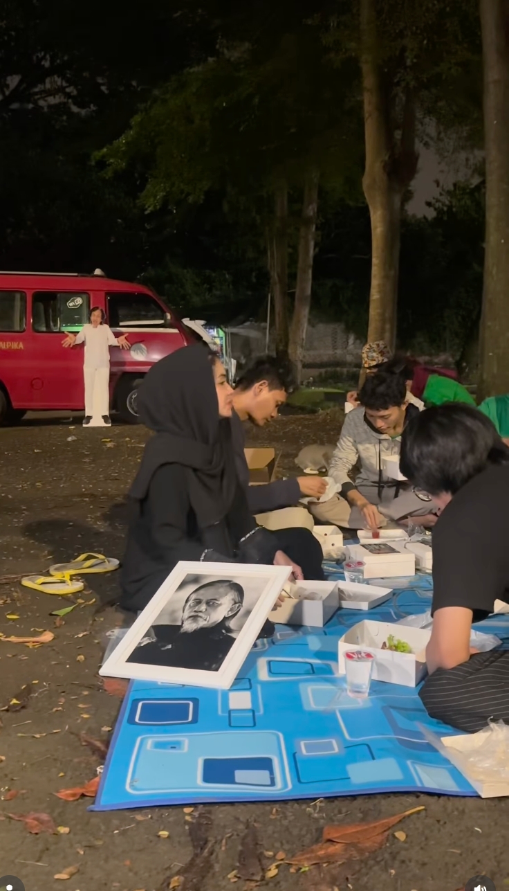 Karina Ranau sahur di makam Instagram/@karinaranau9