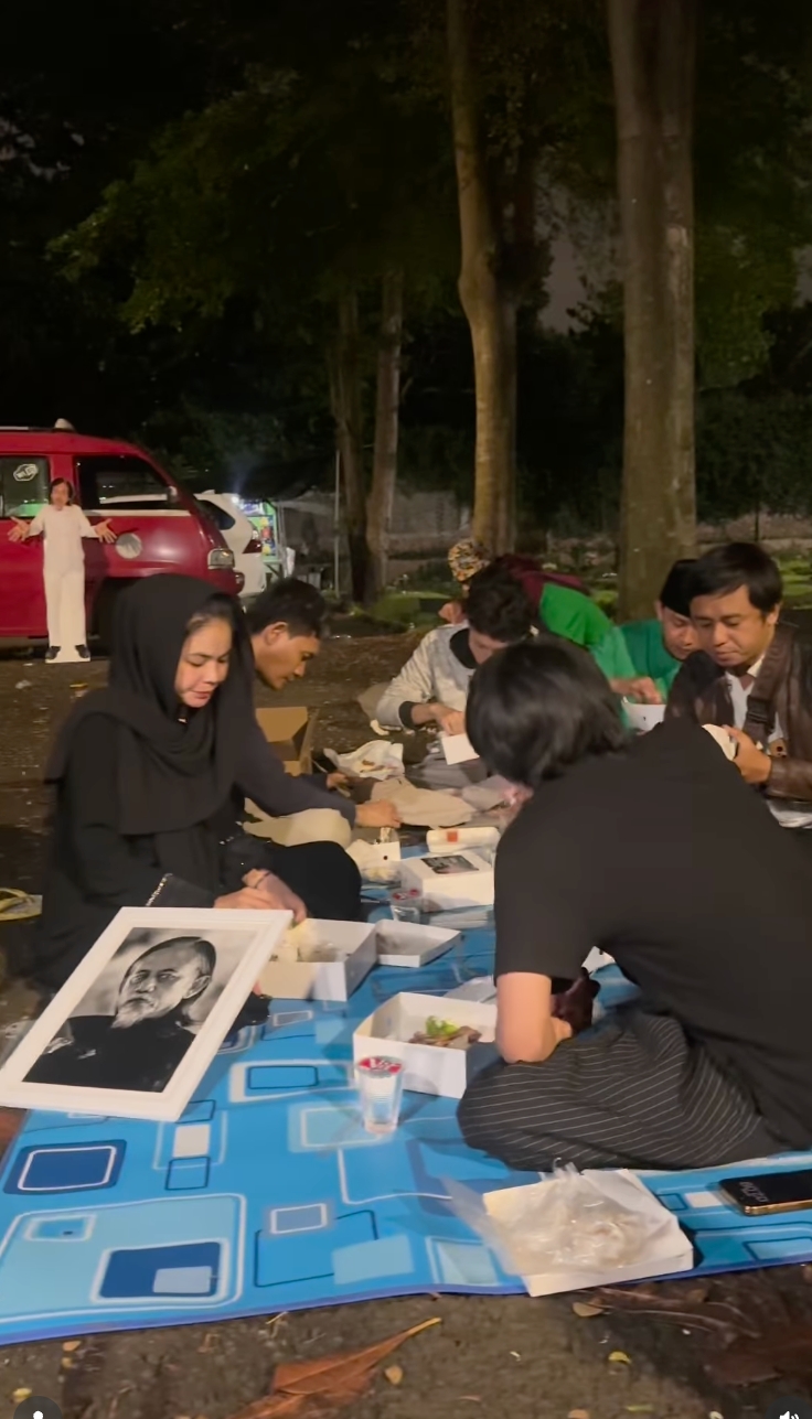 Karina Ranau sahur di makam Instagram/@karinaranau9