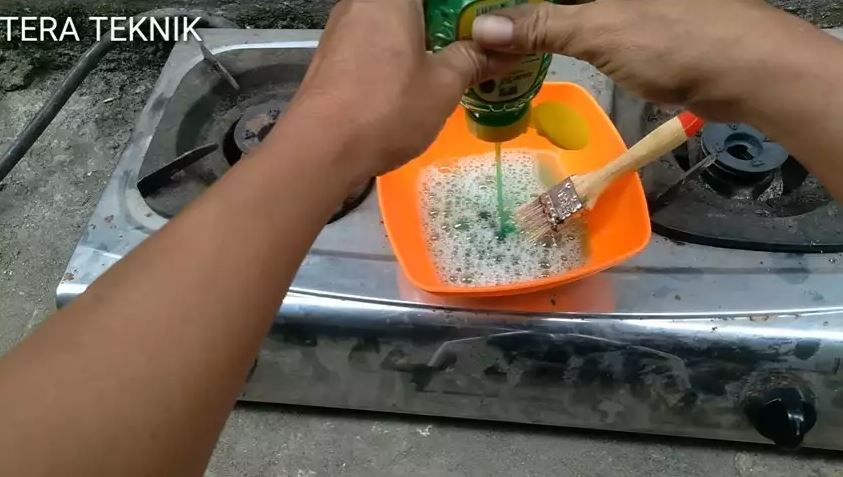 Tips hemat bersihkan kerak kompor tanpa cairan mahal, cuma pakai bahan dapur