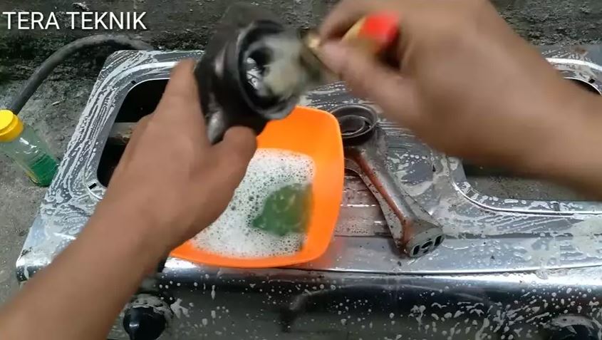 Tips hemat bersihkan kerak kompor tanpa cairan mahal, cuma pakai bahan dapur