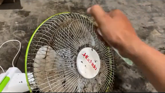 Trik kipas angin kinclong modal baking soda, nggak perlu capek lepas baut