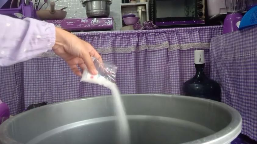 Cara praktis cuci keset bau dan berjamur, cuma butuh 3 bahan di rak dapur kamu