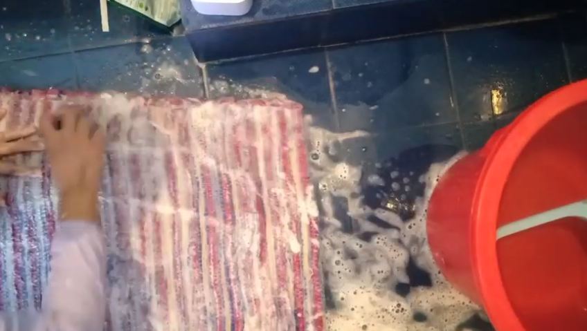 Cara praktis cuci keset bau dan berjamur, cuma butuh 3 bahan di rak dapur kamu