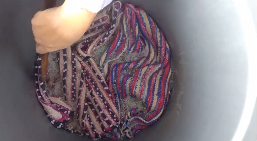 Cara praktis cuci keset bau dan berjamur, cuma butuh 3 bahan di rak dapur kamu