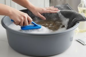 Cara praktis cuci keset bau dan berjamur, cuma butuh 3 bahan di rak dapur kamu