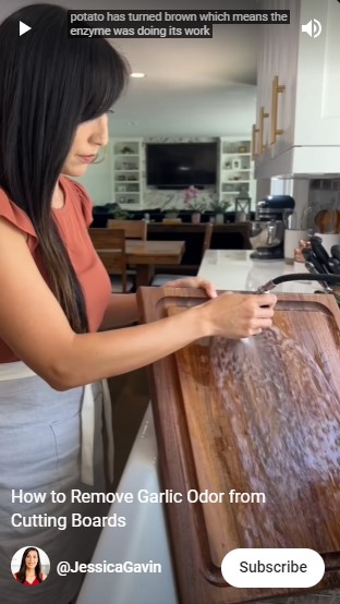 Trik jitu mengusir bau bawang di talenan kayu dengan kentang, begini caranya