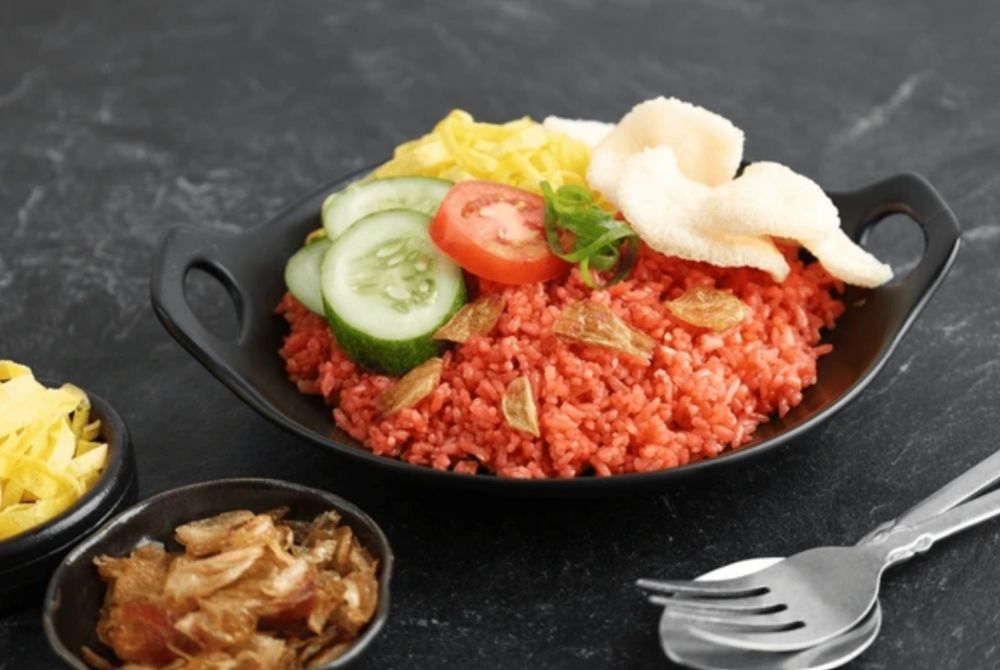 Resep nasi goreng merah untuk sahur yang siap dalam 10 menit, bisa dari bahan seadanya di kulkas