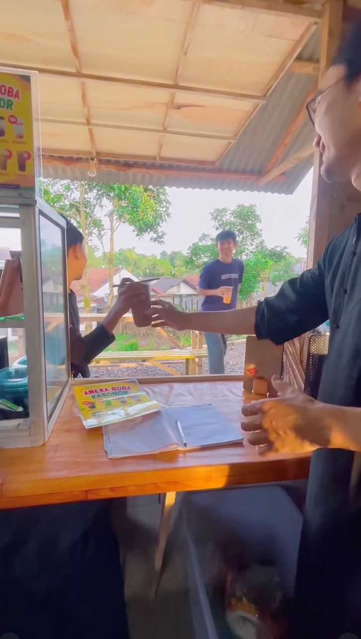 Perjuangan Bobby Tince bangkit dari kebangkrutan, kini kelola warung kopi dan dimsum di Bogor