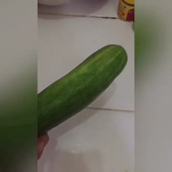 Trik rahasia kulkas wangi modal satu buah timun, begini langkah mudahnya