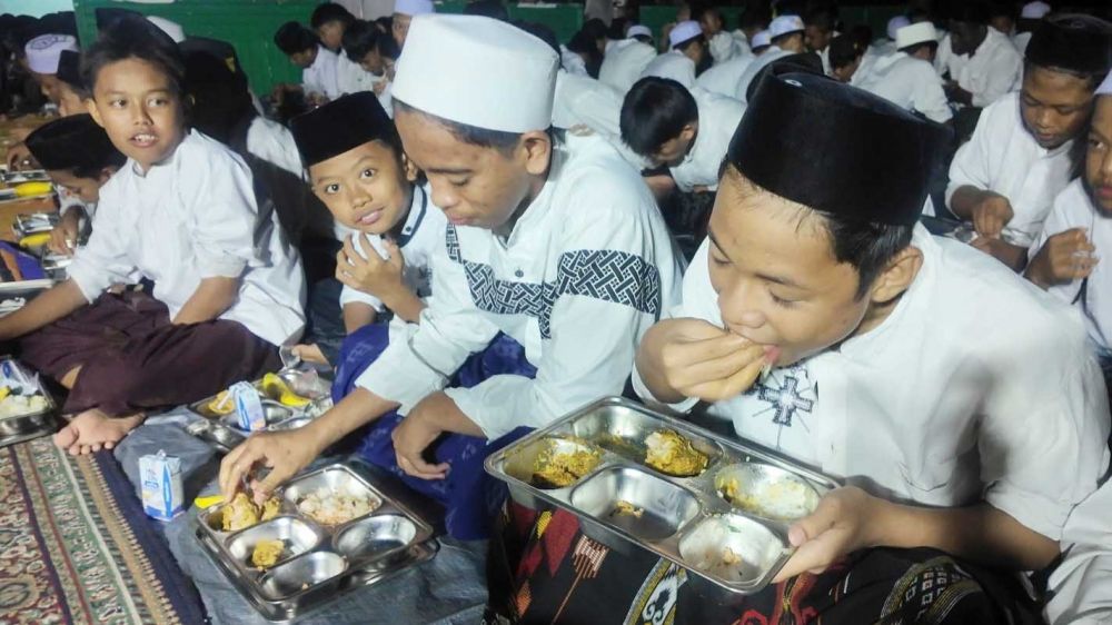 Momen Kepala BGN cicipi menu makan bergizi gratis, sebut kualitasnya profesional