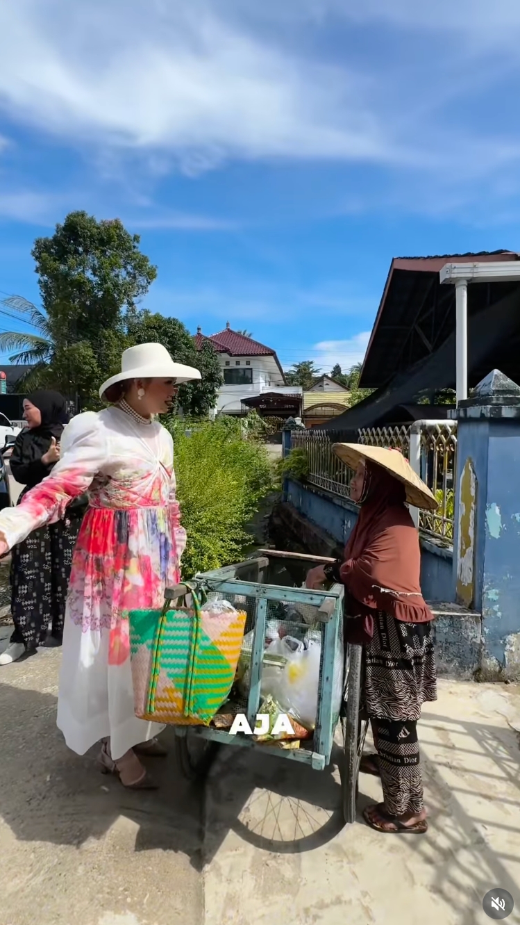 5 Potret gaya istri Gubernur Kaltim Sarifah Suraidah yang on point maksimal saat sapa warga
