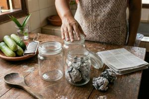 Bukan sekadar dicuci, begini cara agar toples tetap bau segar saat disimpan lama