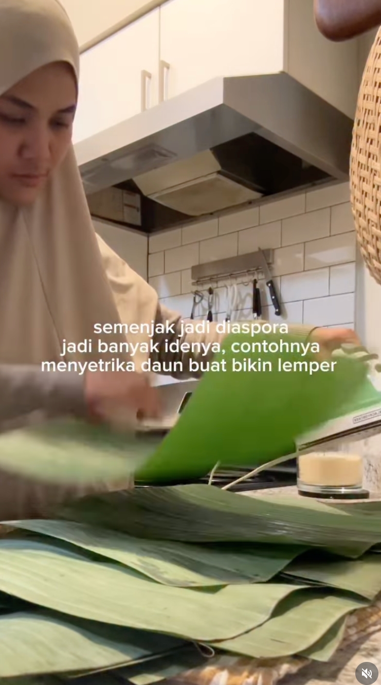 Tanpa kompor, begini teknik praktis melenturkan daun pisang tanpa waktu lama