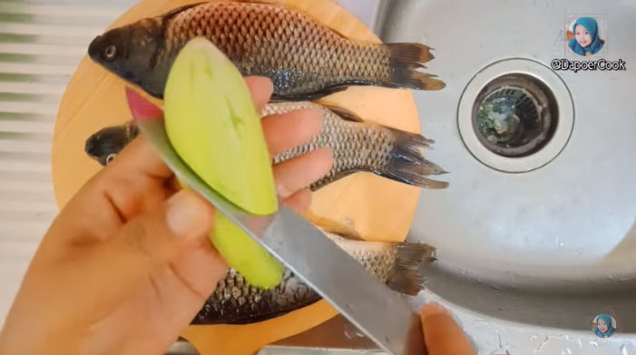 Ide cerdas bersihkan sisik ikan menggunakan timun, sisik langsung rontok