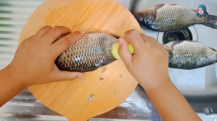 Ide cerdas bersihkan sisik ikan menggunakan timun, sisik langsung rontok