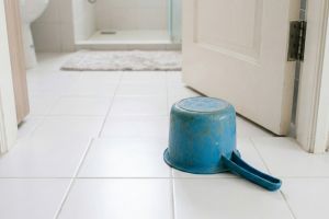 Kombinasi cuka dan 2 bahan dapur ini ampuh rontokkan kerak hitam di gayung