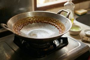 Jangan digosok paksa! Ini rahasia bersihkan getah nangka di wajan pakai api kompor