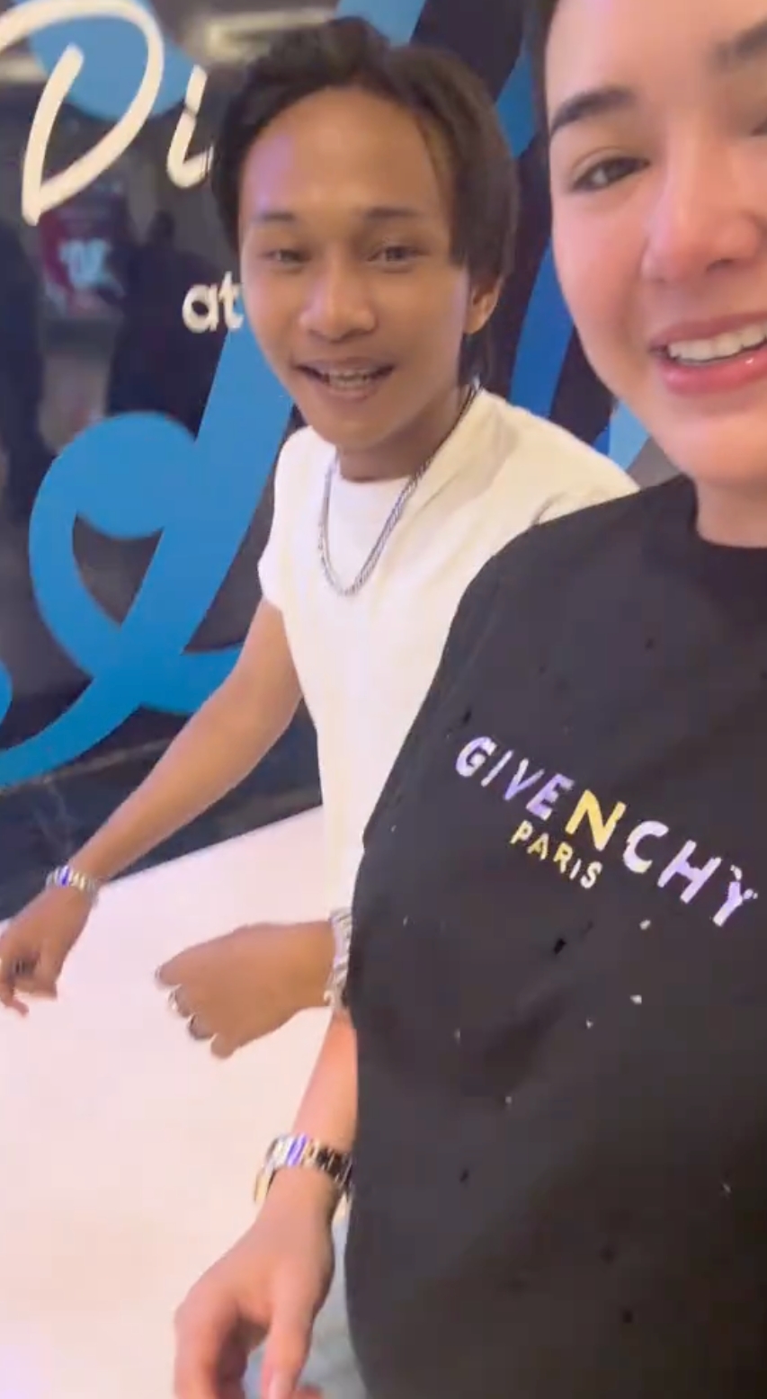 8 Momen hangat Amanda Manopo jalan bareng Fajar Sadboy di mall, beri kado spesial