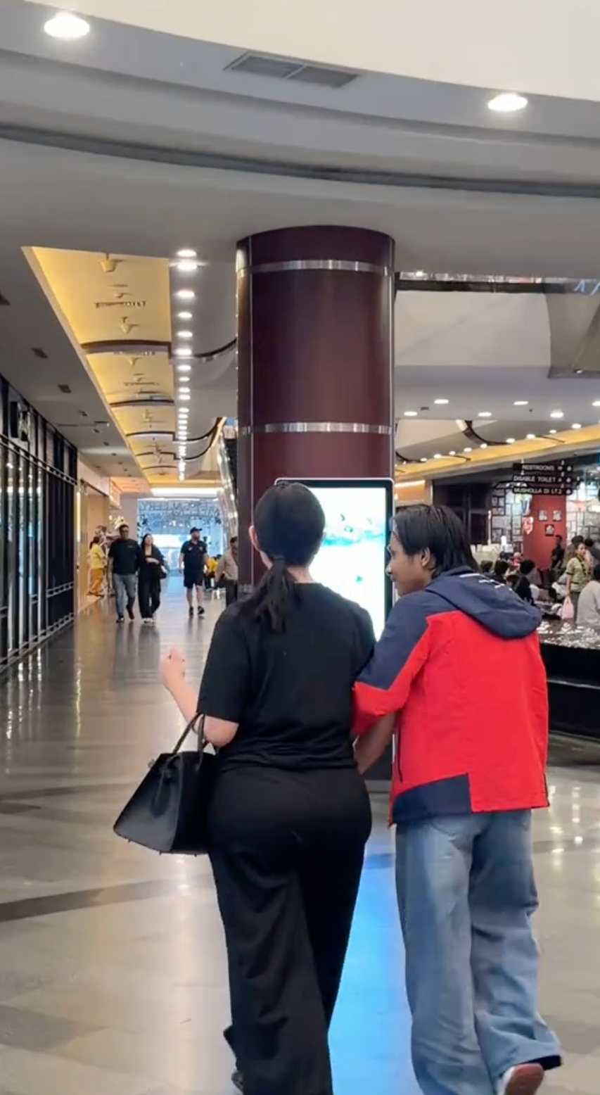 8 Momen hangat Amanda Manopo jalan bareng Fajar Sadboy di mall, beri kado spesial