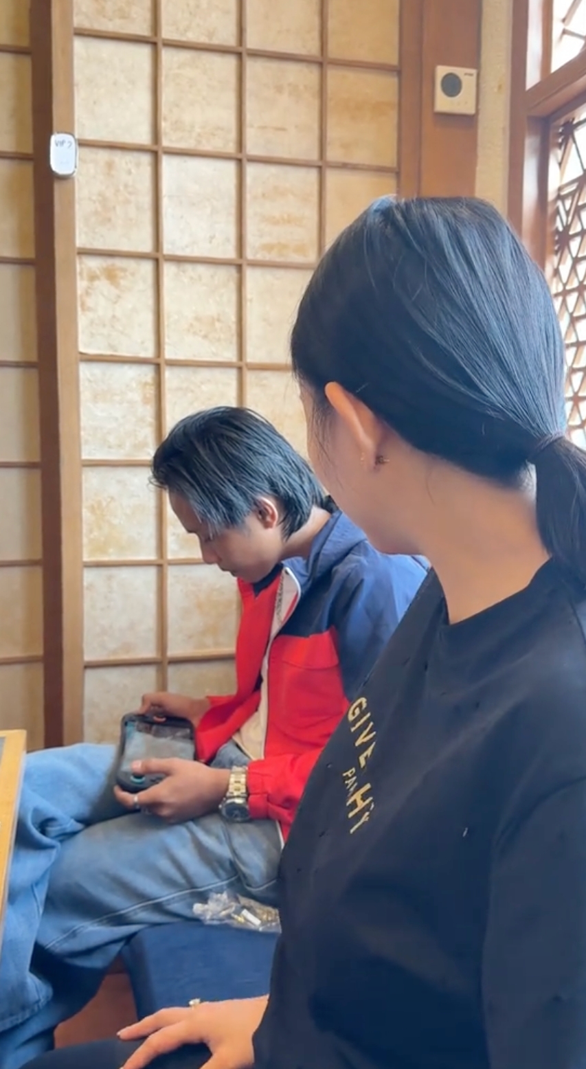 8 Momen hangat Amanda Manopo jalan bareng Fajar Sadboy di mall, beri kado spesial