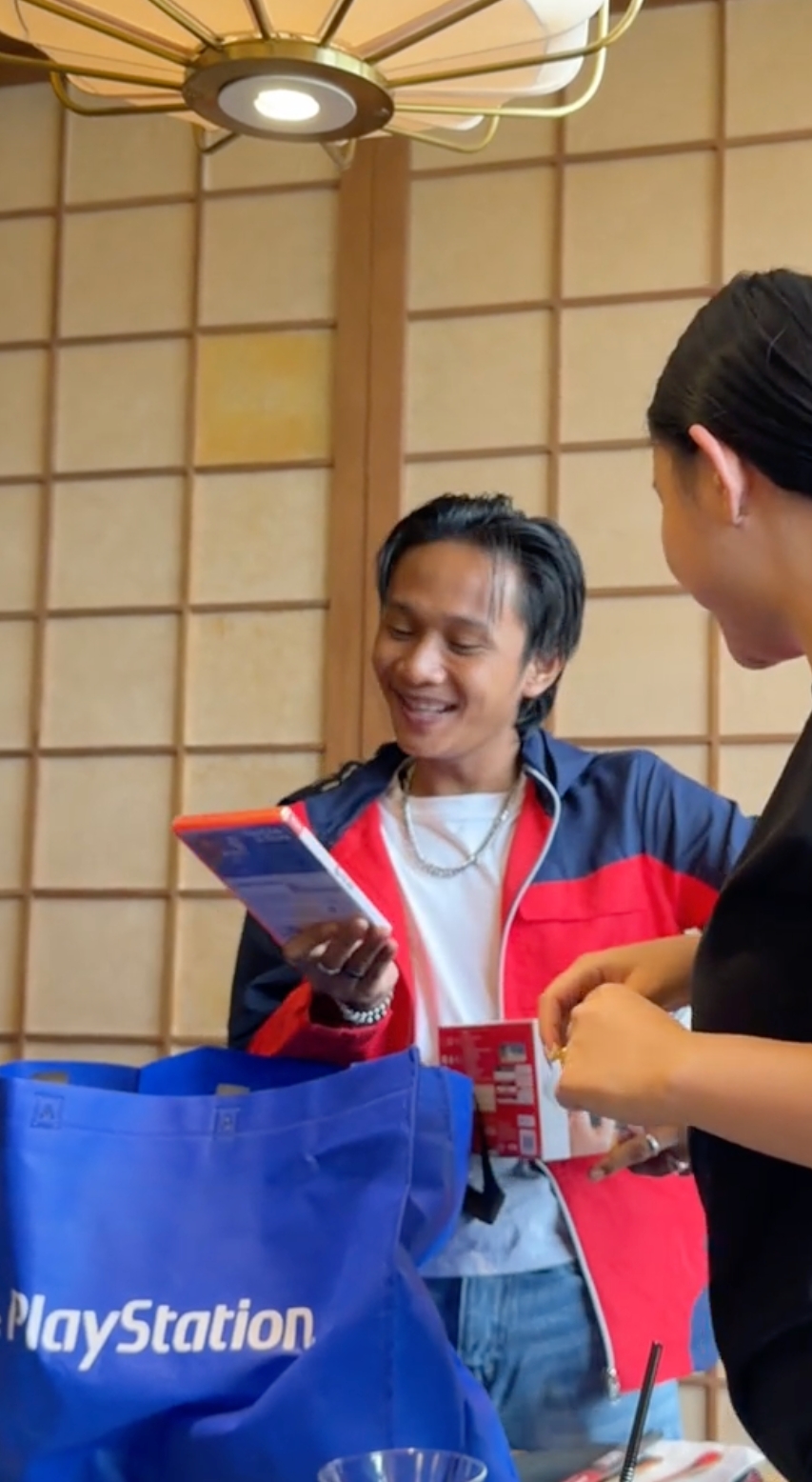 8 Momen hangat Amanda Manopo jalan bareng Fajar Sadboy di mall, beri kado spesial