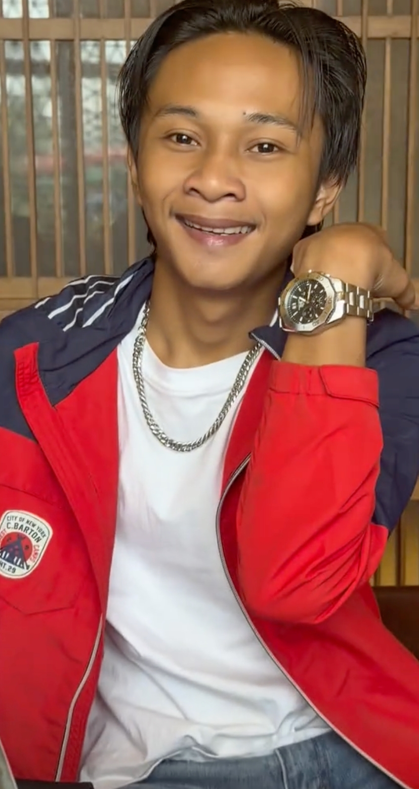 8 Momen hangat Amanda Manopo jalan bareng Fajar Sadboy di mall, beri kado spesial