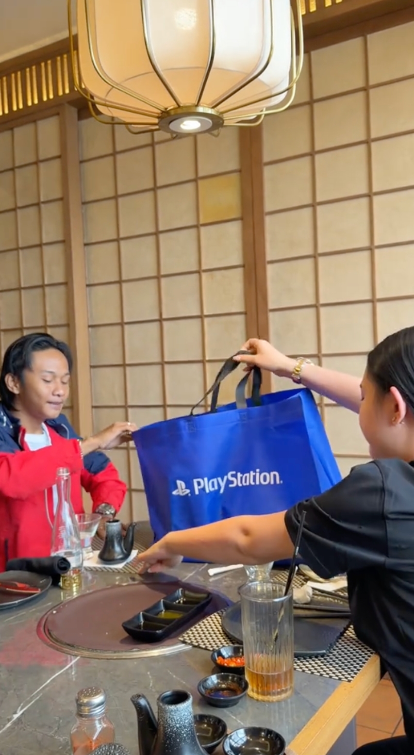 8 Momen hangat Amanda Manopo jalan bareng Fajar Sadboy di mall, beri kado spesial