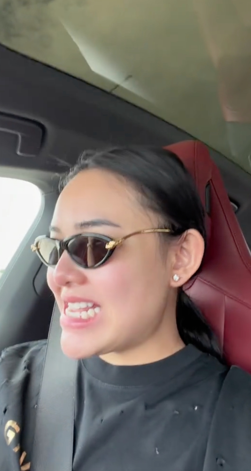 8 Momen hangat Amanda Manopo jalan bareng Fajar Sadboy di mall, beri kado spesial