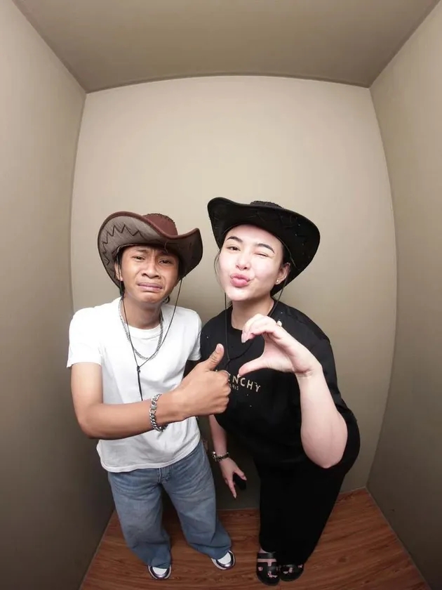 8 Momen hangat Amanda Manopo jalan bareng Fajar Sadboy di mall, beri kado spesial