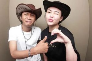 8 Momen hangat Amanda Manopo jalan bareng Fajar Sadboy di mall, beri kado spesial