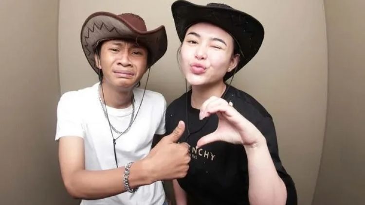 8 Momen hangat Amanda Manopo jalan bareng Fajar Sadboy di mall, beri kado spesial