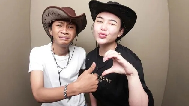 8 Momen hangat Amanda Manopo jalan bareng Fajar Sadboy di mall, beri kado spesial