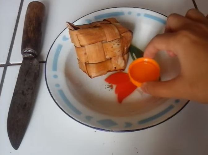 Solusi mengiris ketupat pulen agar hasilnya rapi dan tidak menempel di pisau