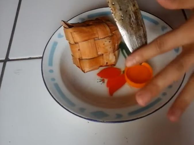 Solusi mengiris ketupat pulen agar hasilnya rapi dan tidak menempel di pisau