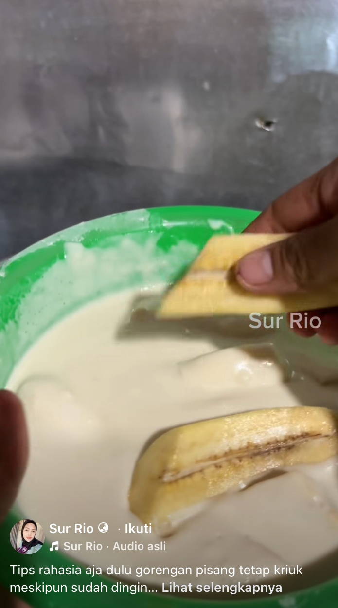 Nggak nyangka, siraman minyak panas jadi kunci pisang gorengku tetap garing