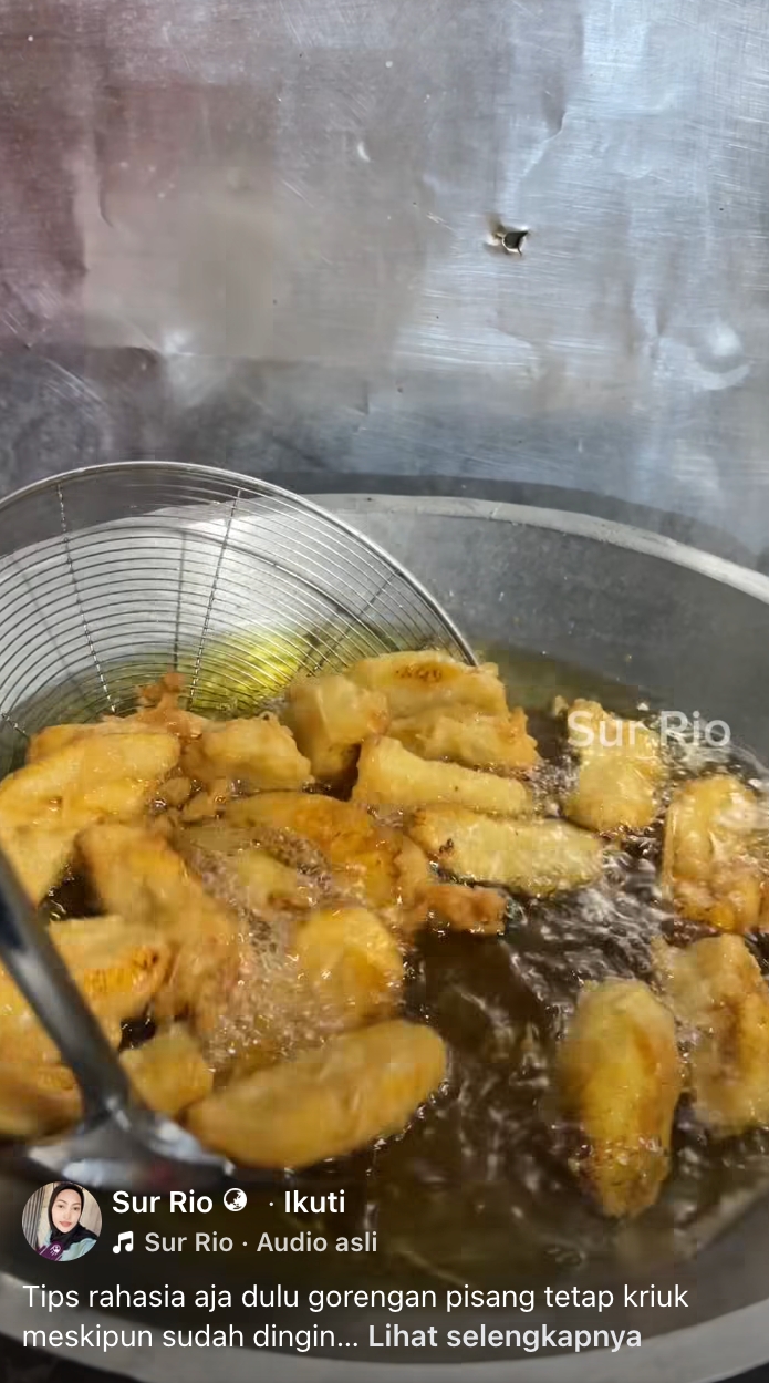 Nggak nyangka, siraman minyak panas jadi kunci pisang gorengku tetap garing