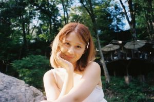 Tetap tegar saat kakak ipar wafat, Nadin Amizah persembahkan lagu untuk Vidi Aldiano saat konser