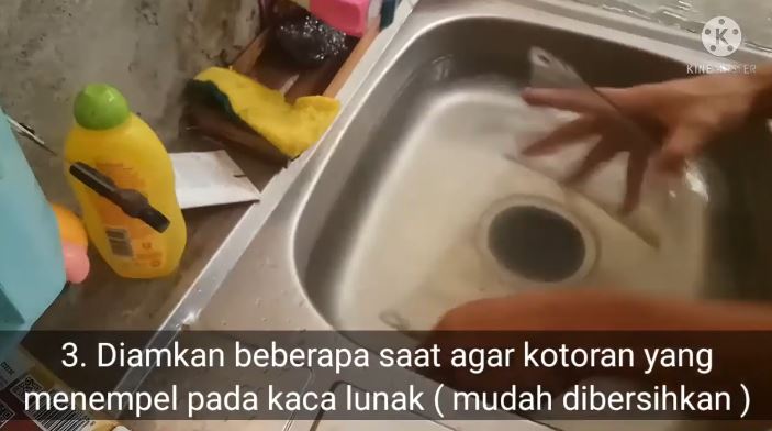 Cara membersihkan kaca helm buram dengan sabun cuci piring, hasilnya kinclong seperti baru