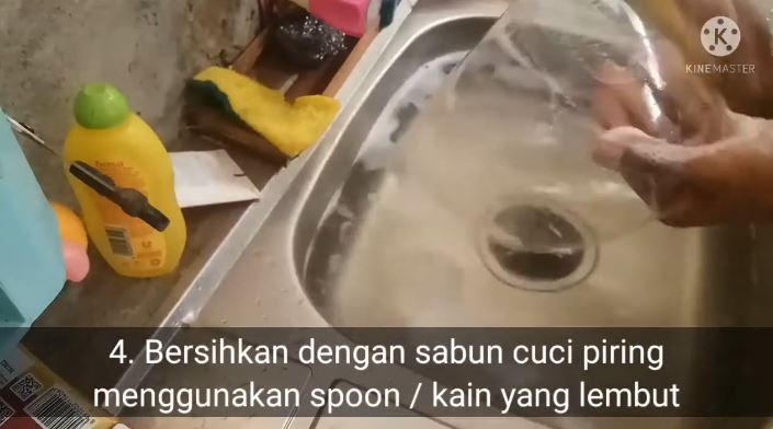 Cara membersihkan kaca helm buram dengan sabun cuci piring, hasilnya kinclong seperti baru