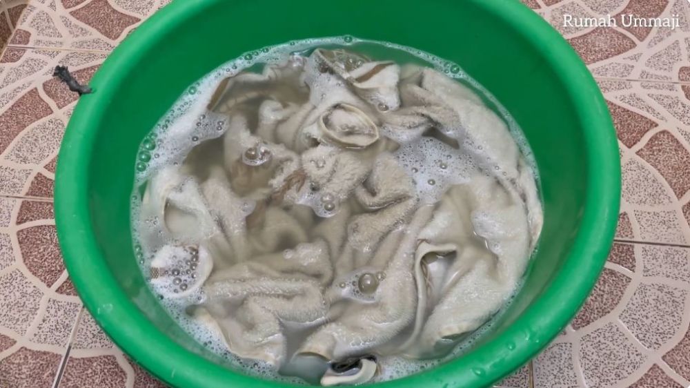 Pantas saja tetap kotor, ternyata begini cara cuci handuk dekil biar putih bersih
