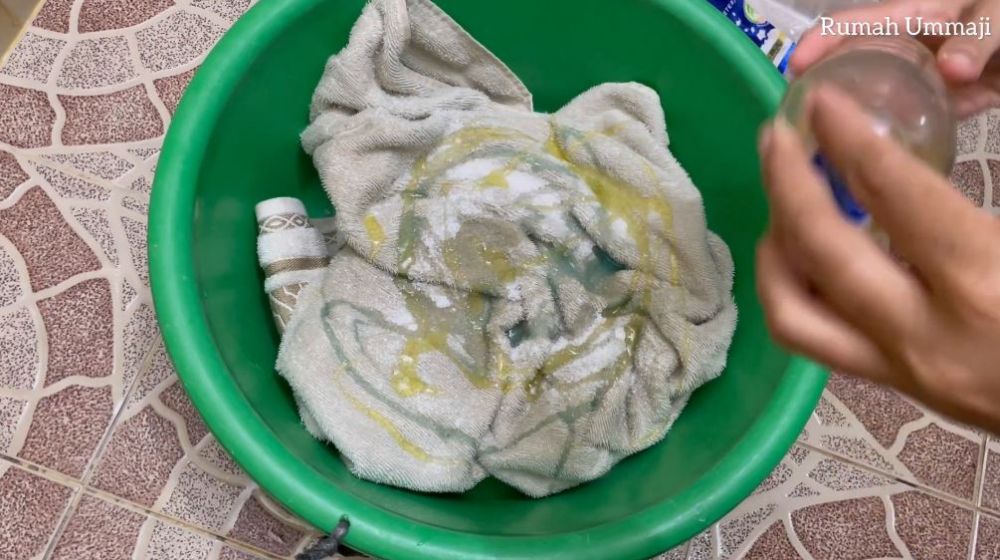 Pantas saja tetap kotor, ternyata begini cara cuci handuk dekil biar putih bersih