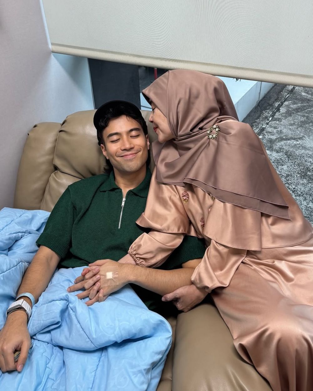 5 Potret kesetiaan ibunda mendampingi Vidi Aldiano pengobatan sampai berpulang