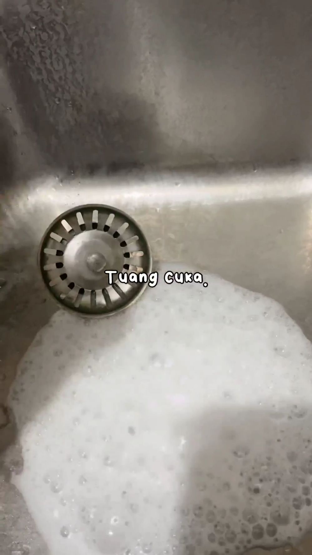 Kirain harus panggil tukang, ternyata bau wastafel hilang pakai bahan di dapur