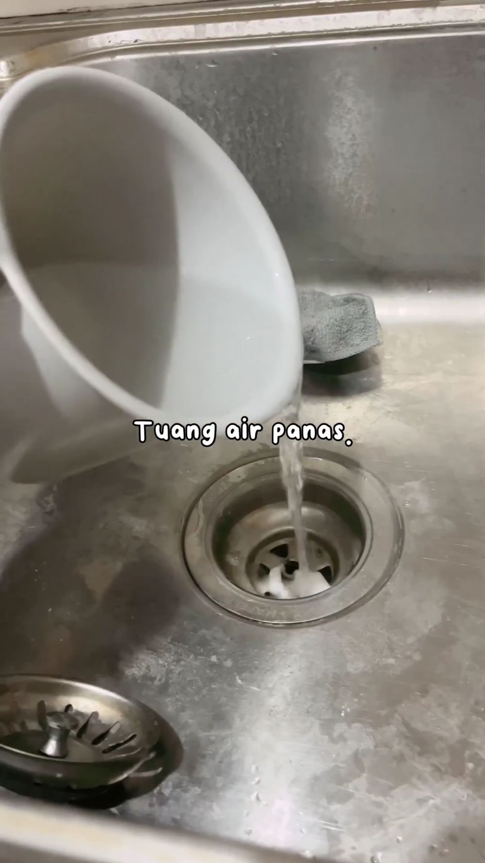 Kirain harus panggil tukang, ternyata bau wastafel hilang pakai bahan di dapur