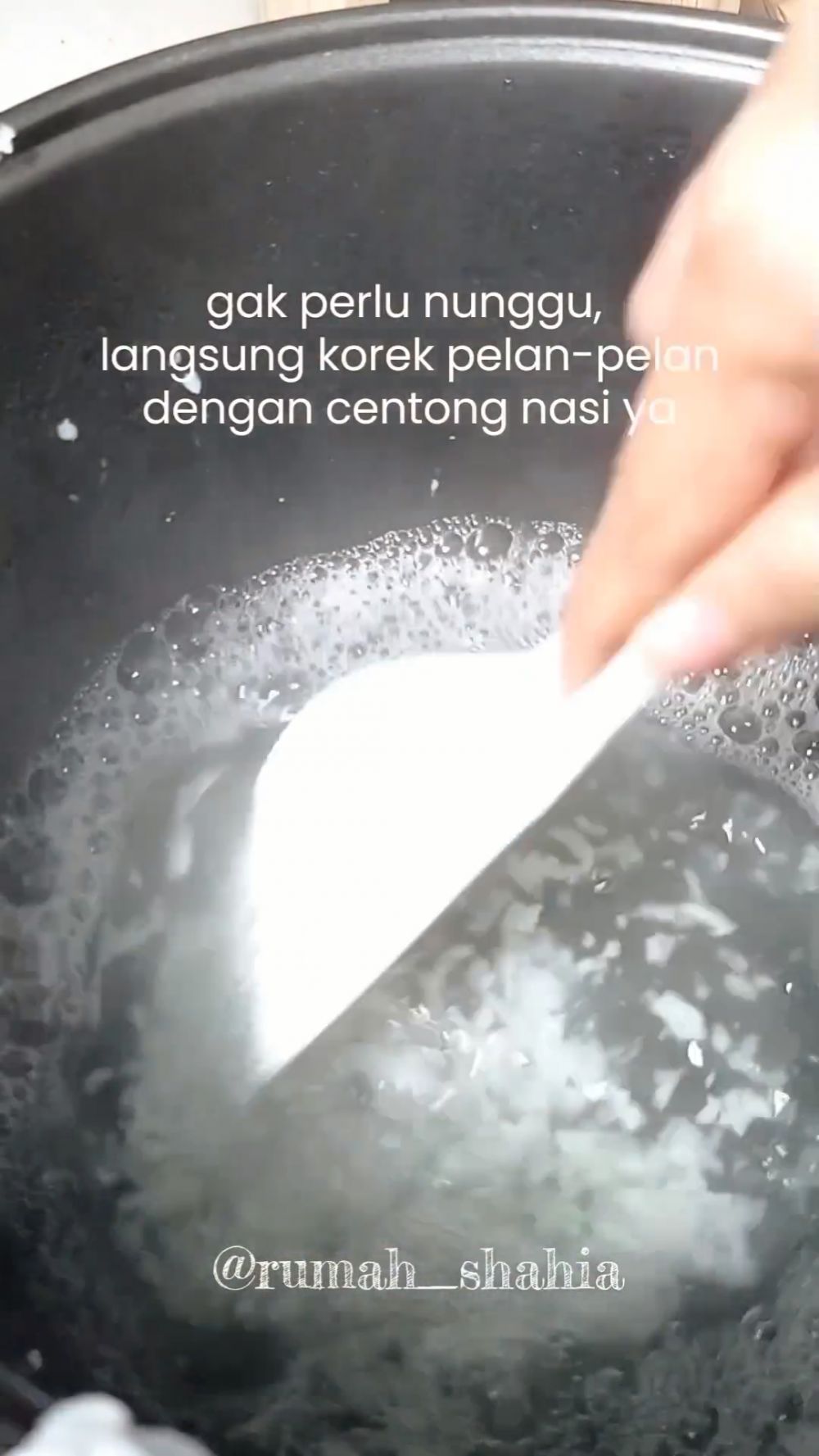 Kirain harus direndam lama, ternyata modal air panas doang panci rice cooker bebas kerak nasi
