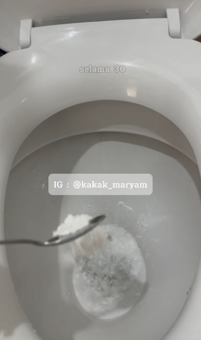 Modal baking soda, akhirnya kamar mandi nggak bau pesing lagi walau banyak tamu