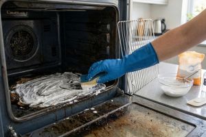 Duh, oven kotor berkerak? Ini cara cerdas bersihkannya pakai baking soda